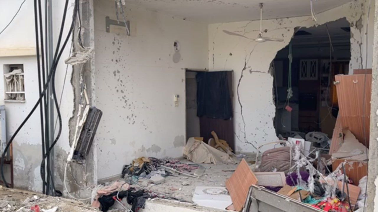 اثار الدمار بمنازل ال عوضات( المقايطة) بمخيم عقبة جبر بعد تعرض المنزل للهدم وقصفه بقنابل إسرائيلية 5.jpg