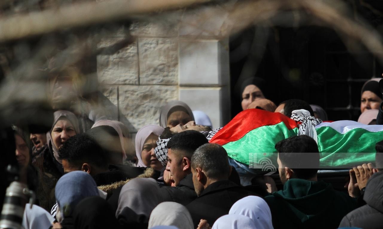 واطنون يشيعون جثمان الشهيد عبدالله قلالوة ( 26 عام ) في قرية الجديدة جنوب جنين 3.jpg