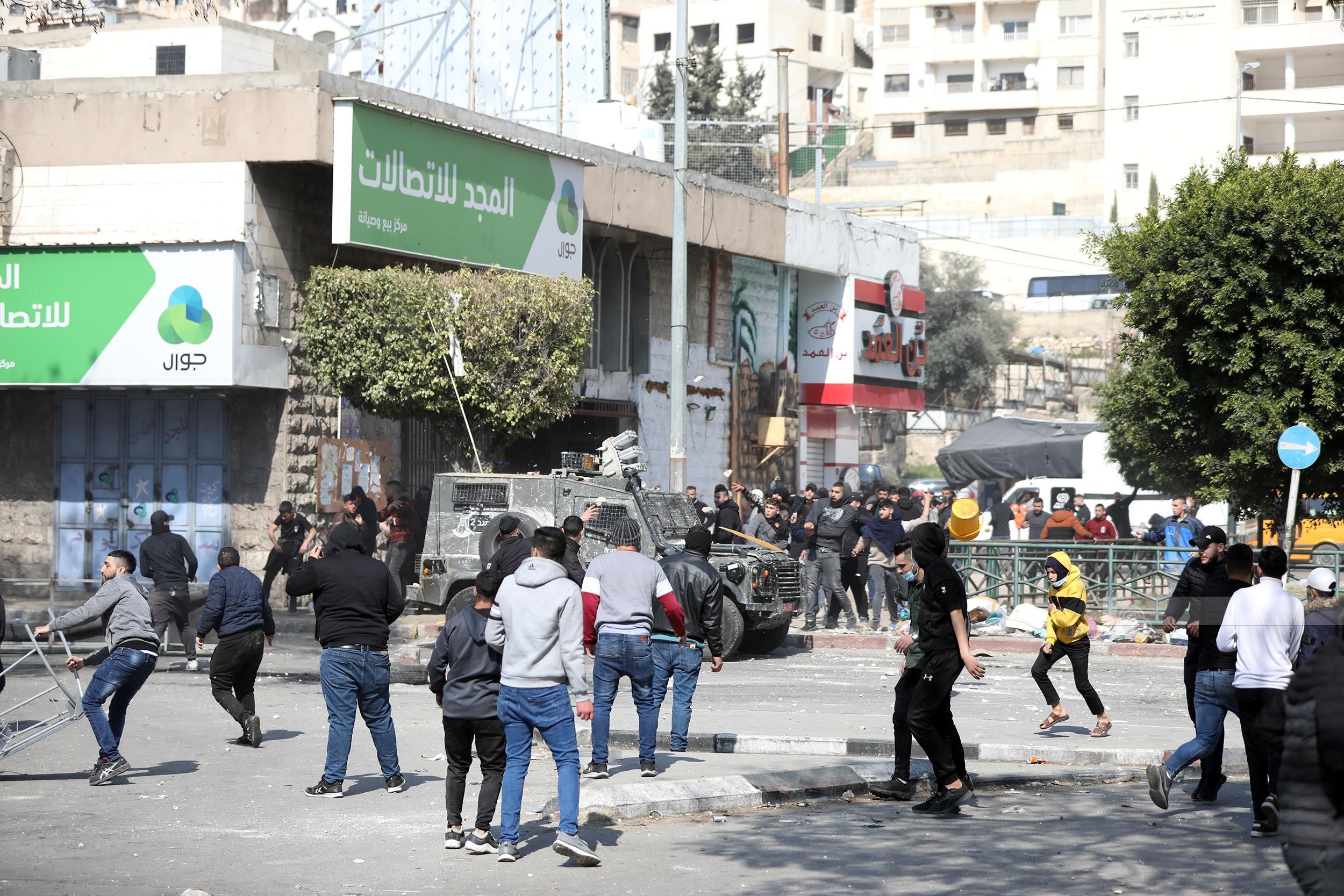 مواطنون يتصدون لقوات الاحتلال خلال اقتحامها مدينة نابلس 3.jpg