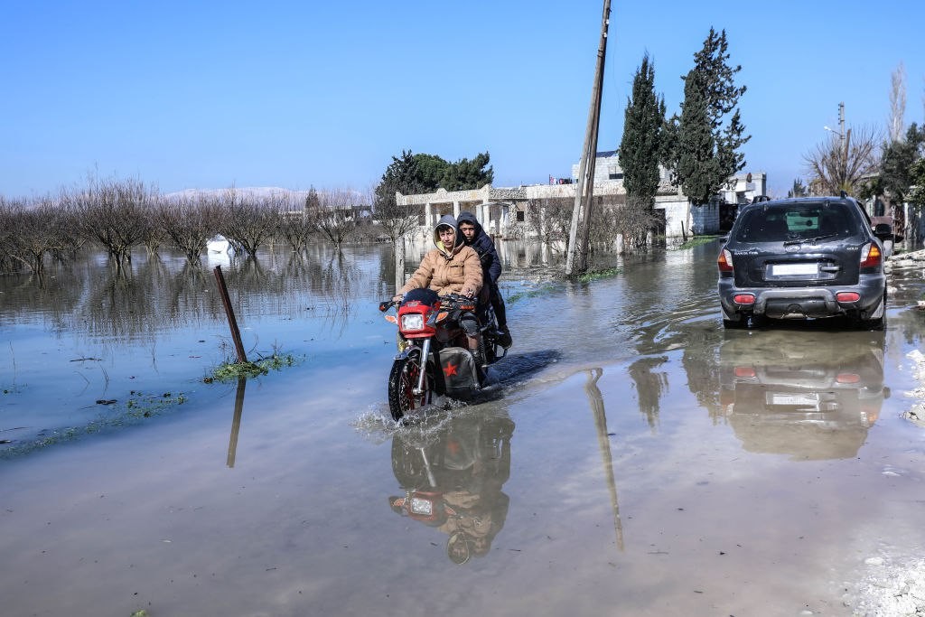 المياه تغمر قرية التلول جرّاء انهيار سدّ ترابيّ إثر الزلزال ..تصوير (Getty Images) 13.jpg