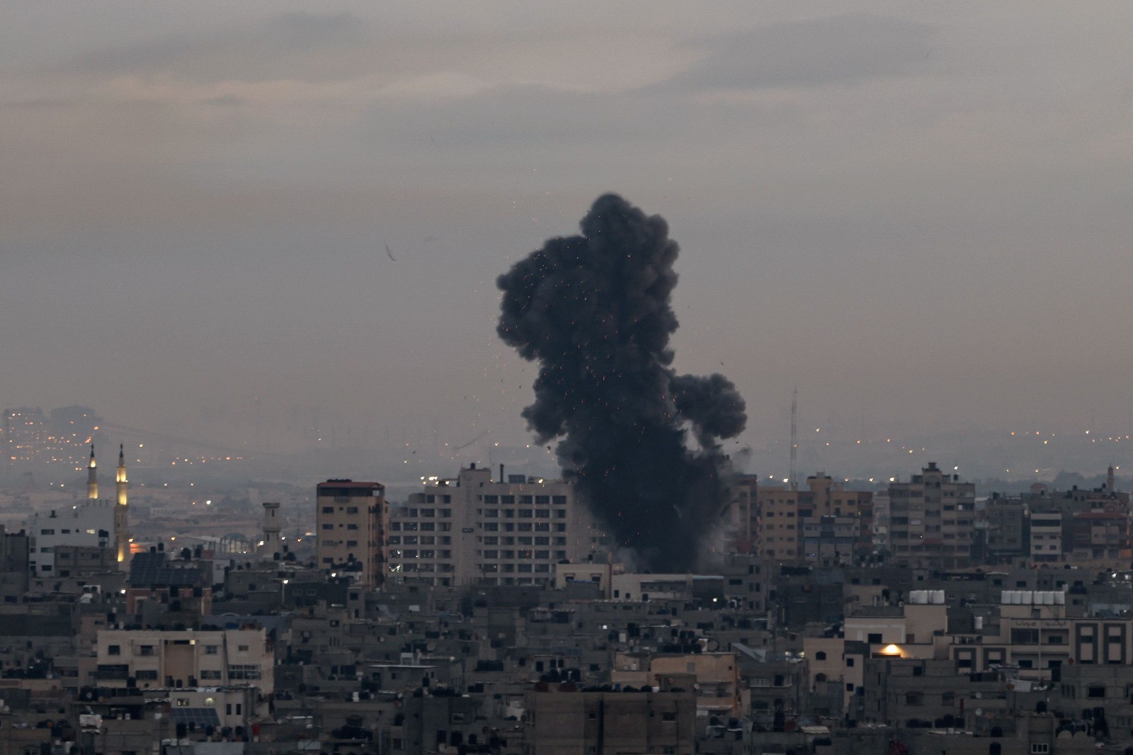 الغارات الإسرائيلية على قطاع غزة  تصوير (الفرنسية) 4.jpg