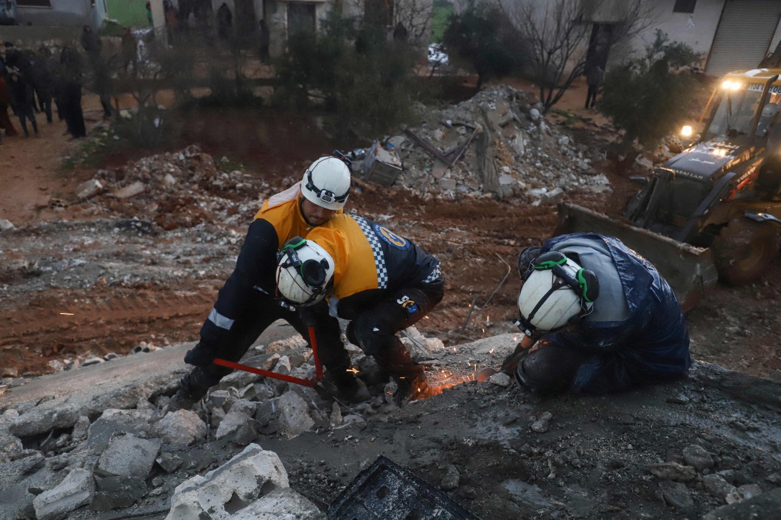 صور من آثار الدمار الذي حل بمنازل السوريين إثر الزلزال .. تصوير (الفرنسية) 12.jpg