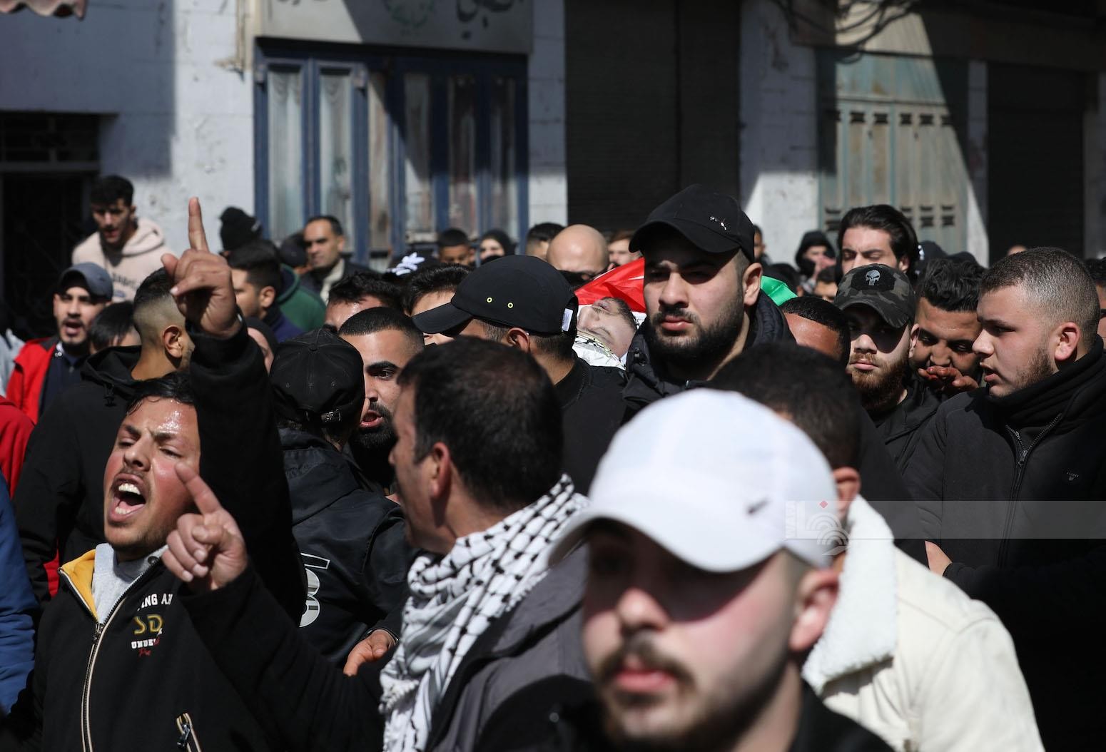مواطنون يشيعون جثمان الشهيد امير البسطامي (21 عاما)، في مدينة نابلس 33.jpg