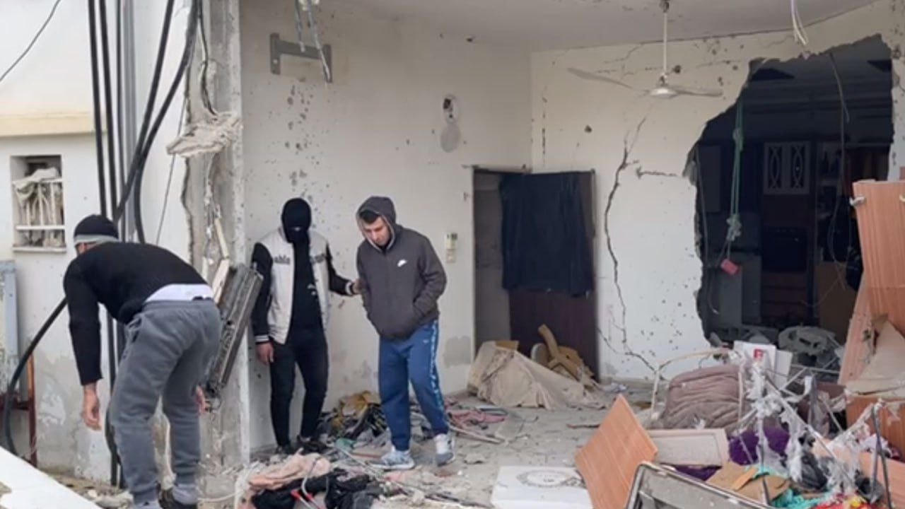 اثار الدمار بمنازل ال عوضات( المقايطة) بمخيم عقبة جبر بعد تعرض المنزل للهدم وقصفه بقنابل إسرائيلية سس.jpg