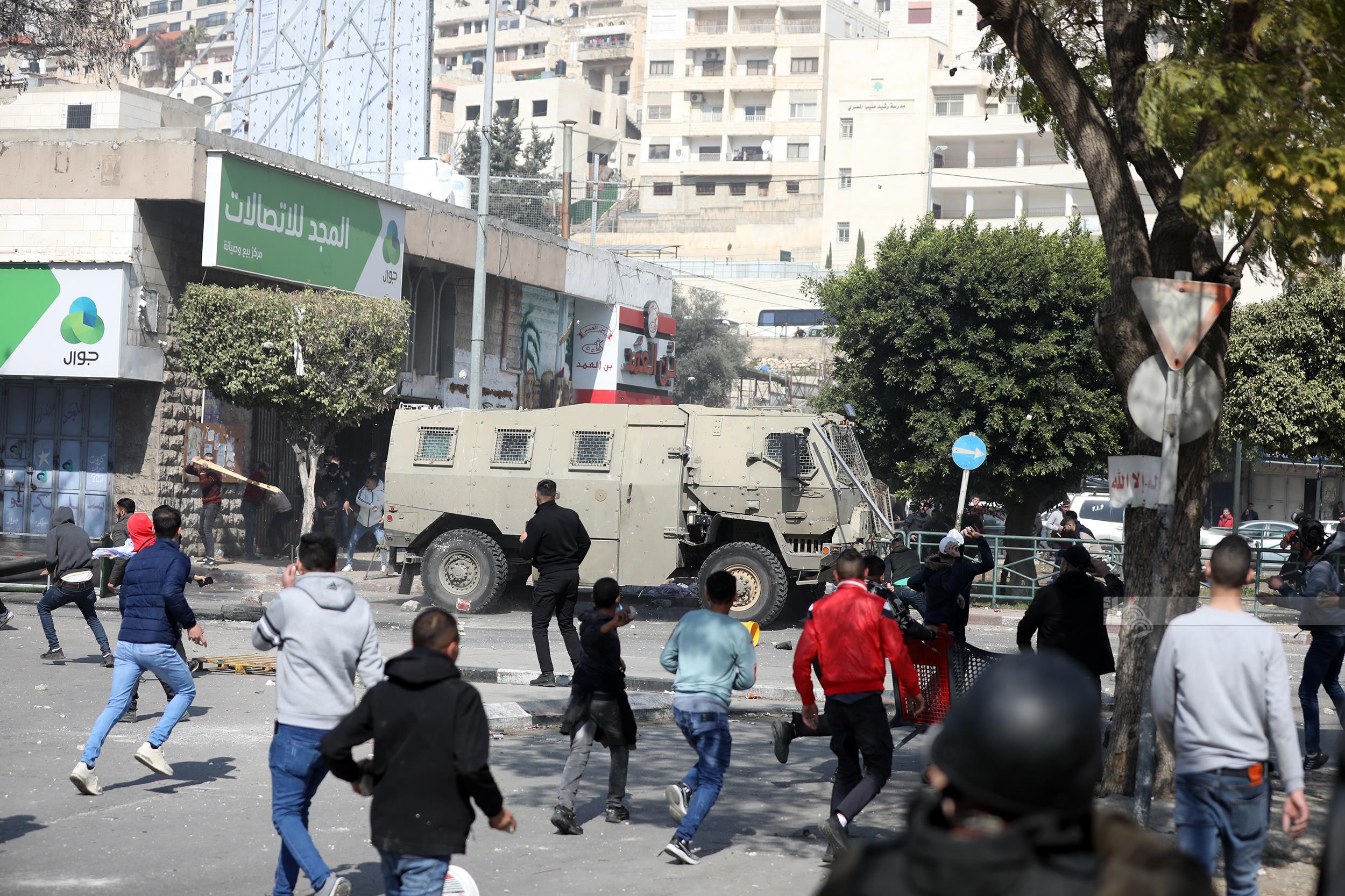 مواطنون يتصدون لقوات الاحتلال خلال اقتحامها مدينة نابلس 7.jpg