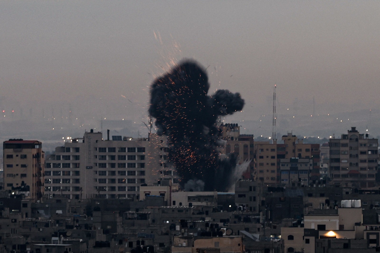 الغارات الإسرائيلية على قطاع غزة  تصوير (الفرنسية) 1.jpg