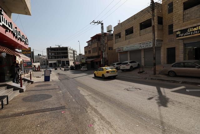 قوات الاحتلال تفرض إجراءات عسكرية وتواصل إغلاق بلدة حوارة جنوب نابلس 0.jpg