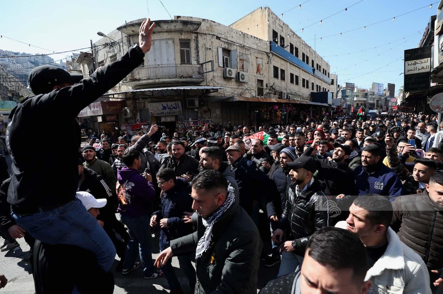 مواطنون يشيعون جثمان الشهيد امير البسطامي (21 عاما)، في مدينة نابلس 32.jpg