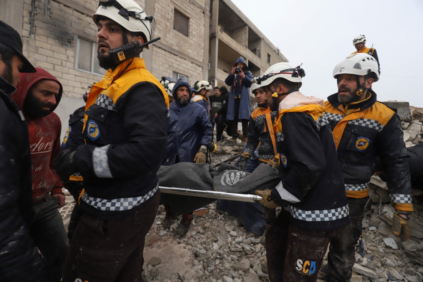 صور من آثار الدمار الذي حل بمنازل السوريين إثر الزلزال .. تصوير (الفرنسية) 6.jpg