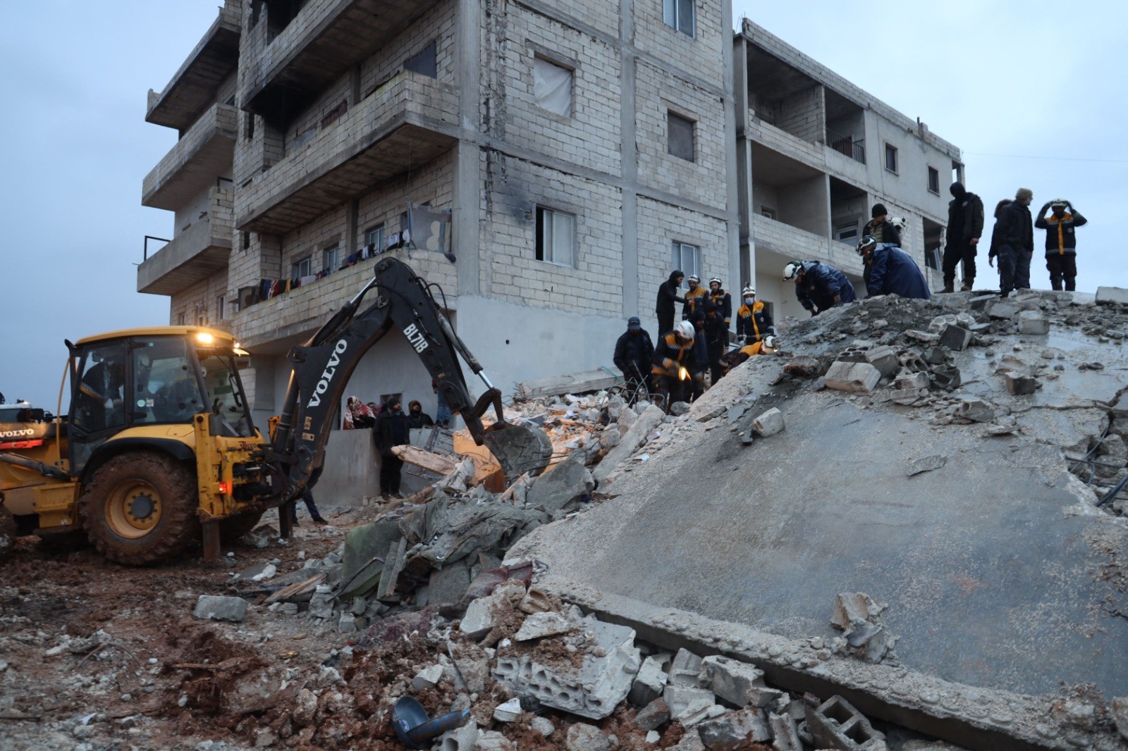 صور من آثار الدمار الذي حل بمنازل السوريين إثر الزلزال .. تصوير (الفرنسية) 89.jpg