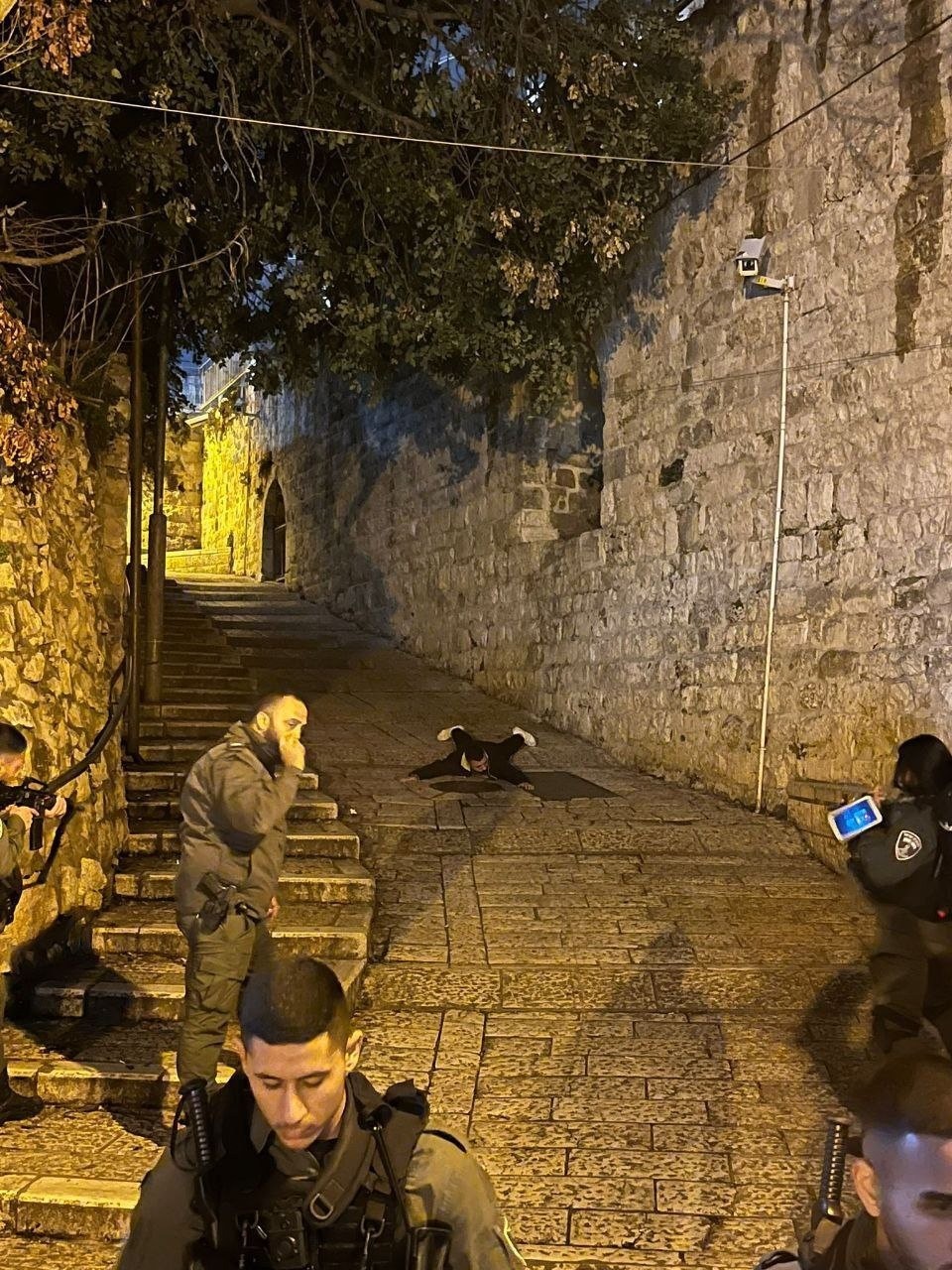 الشرطة الإسرائيلية تستقدم  -وربوت- لفحص الشاب محتجز في القدس القديمة.jpg