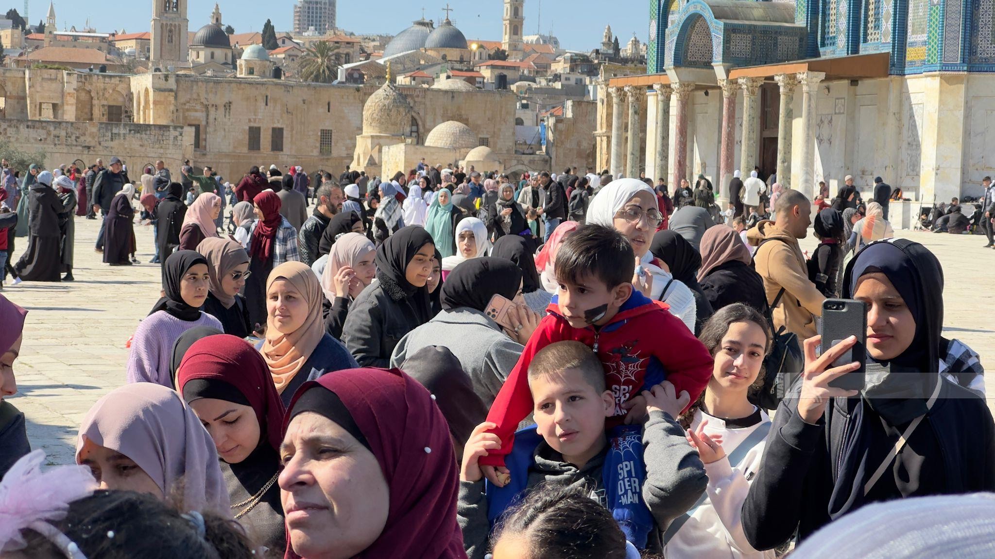 الآلاف يحيون ذكرى الإسراء والمعراج في المسجد الأقصى 4.jpg