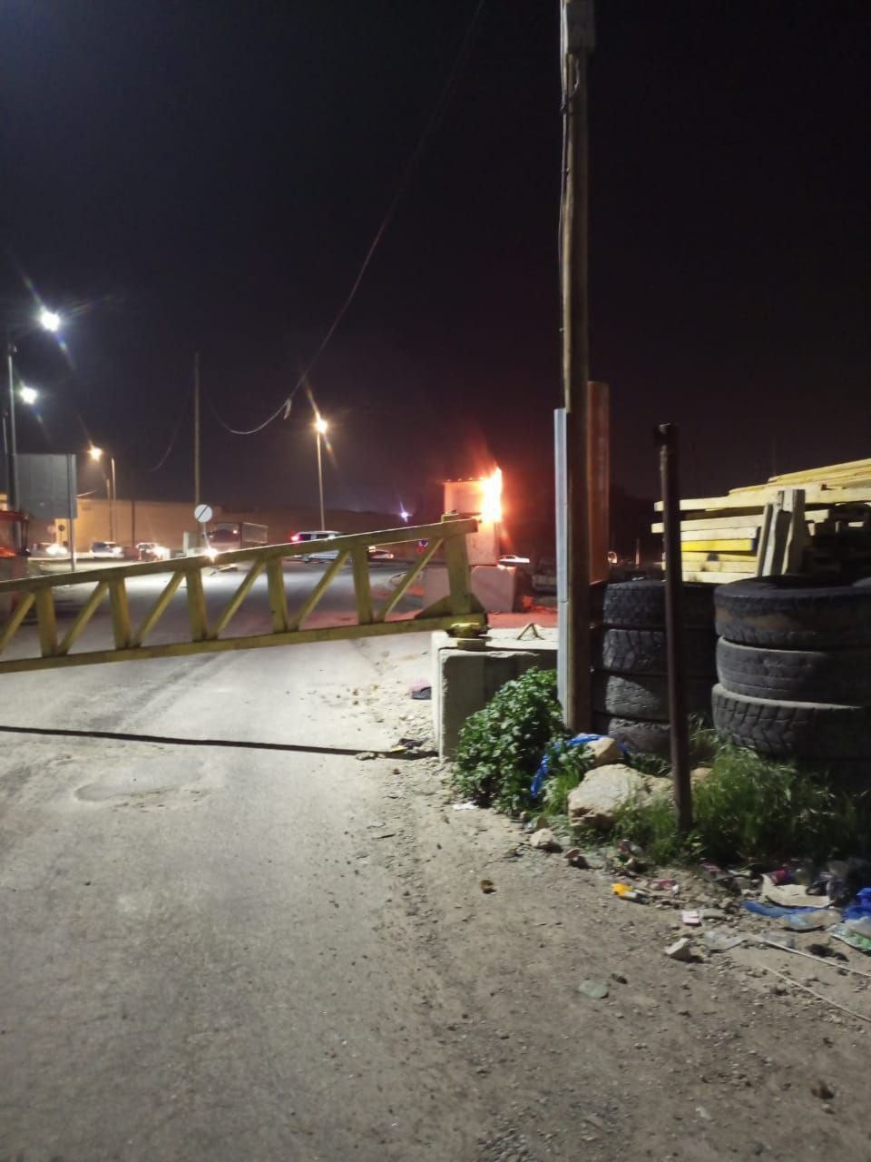 شبان يحرقون نقطة مراقبة عسكرية على مدخل مخيم العروب شمال الخليل