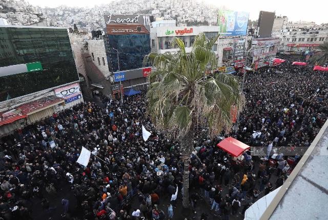 الآلاف يشيعون جثامين الشهداء العشرة الذين ارتقوا خلال العدوان الاسرائيلي على مدينة نابلس 7.jpg