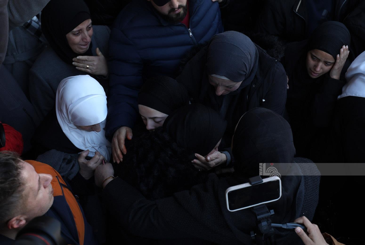 مواطنون يشيعون جثمان الشهيد امير البسطامي (21 عاما)، في مدينة نابلس 53.jpg
