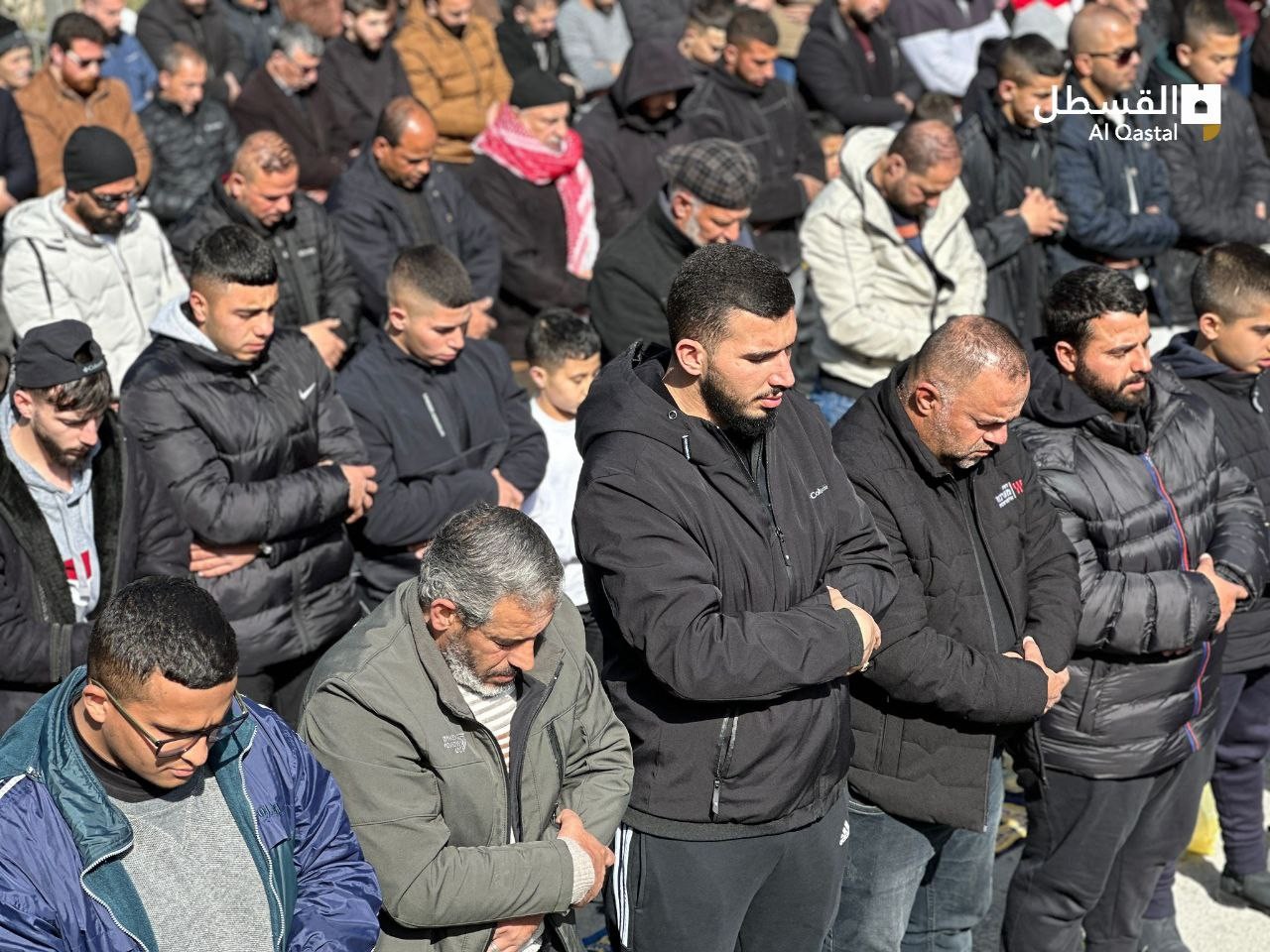 أعداد كبيرة من المصلين أدوا صلاة الجمعة في المسجد الأقصى المبارك 112.jpg
