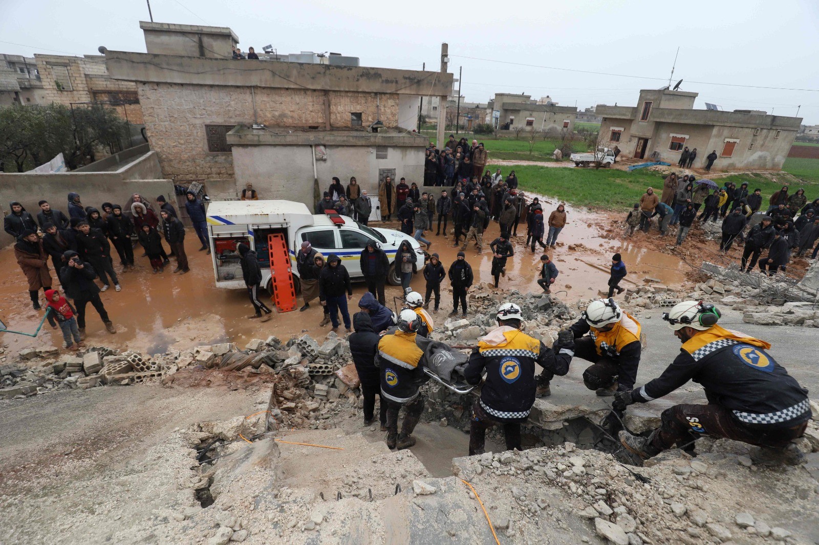 صور من آثار الدمار الذي حل بمنازل السوريين إثر الزلزال .. تصوير (الفرنسية) 3.jpg