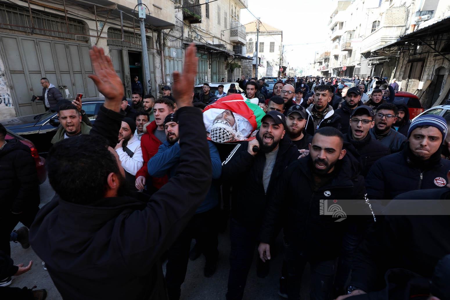 مواطنون يشيعون جثمان الشهيد امير البسطامي (21 عاما)، في مدينة نابلس 34.jpg