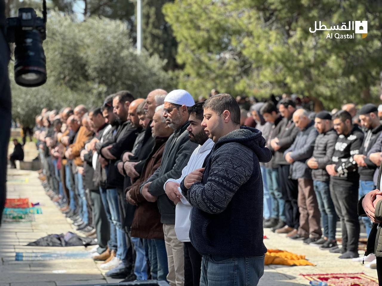 أعداد كبيرة من المصلين أدوا صلاة الجمعة في المسجد الأقصى المبارك.jpg