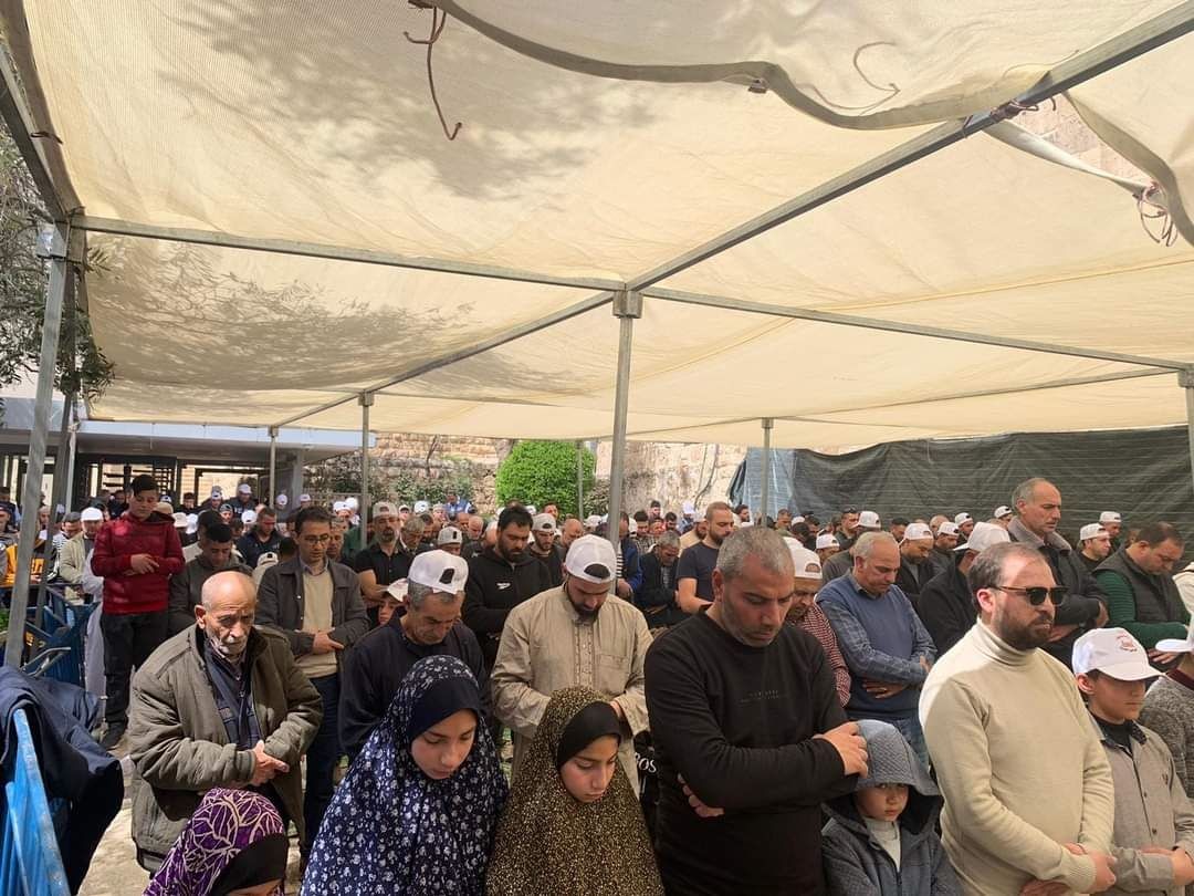 الآلاف يؤدون صلاة الجمعة الأولى من رمضان بالمسجد الإبراهيمي رغم عراقيل الاحتلال ث.jpg