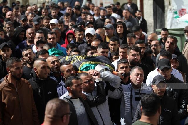 تشييع جثامين الشهداء احمد فشافشة (22 عاما) ونايف ملايشة (25 عاما) وسفيان فاخوري (30 عاما) لمثواهم الاخير في بلدة جبع جنوب جنين.jpg