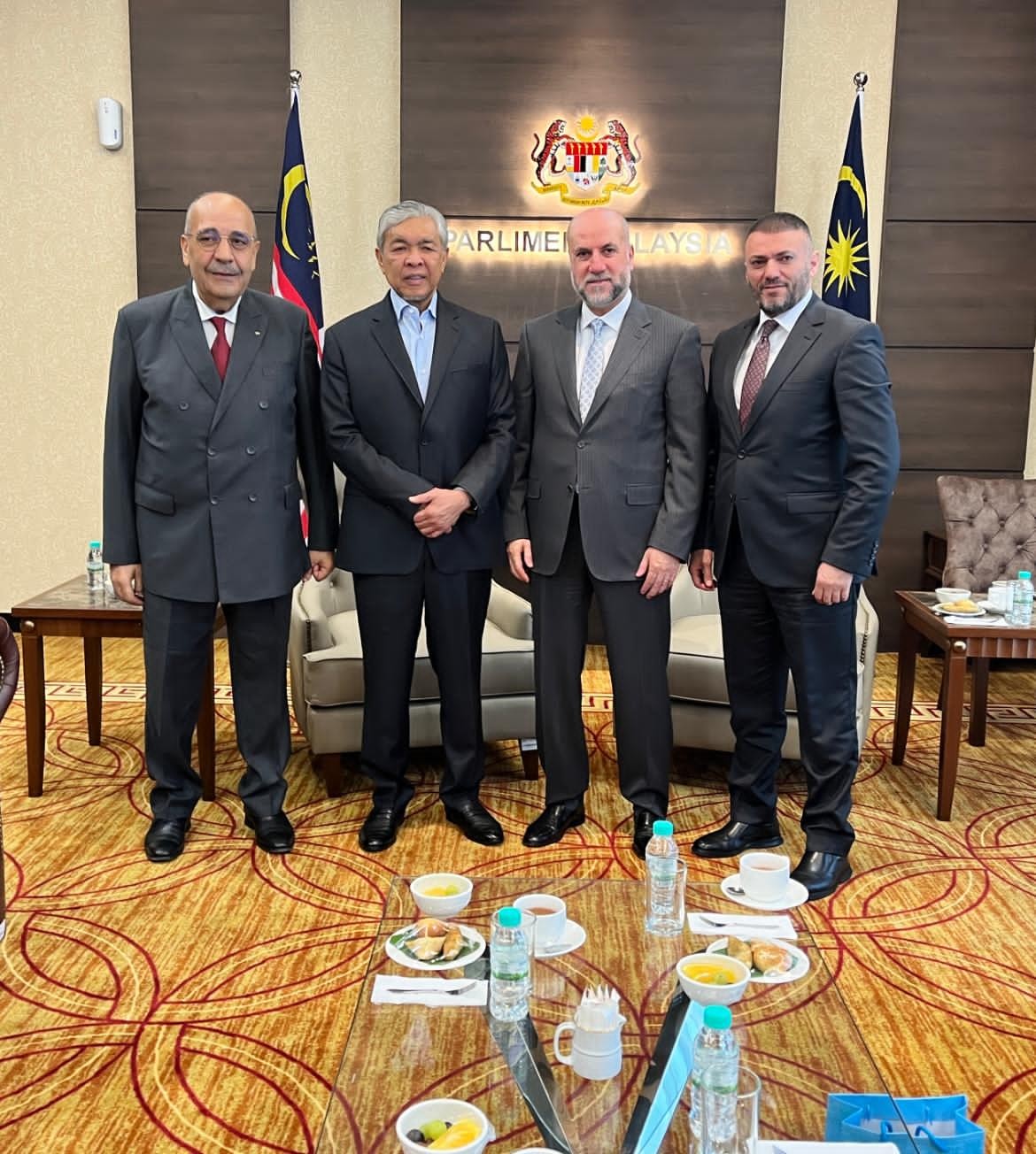 الهباش يبحث مع نائب رئيس الوزراء الماليزي العلاقات الثنائية وسبل التعاون في دعم القدس والمقدسات 3.jpg