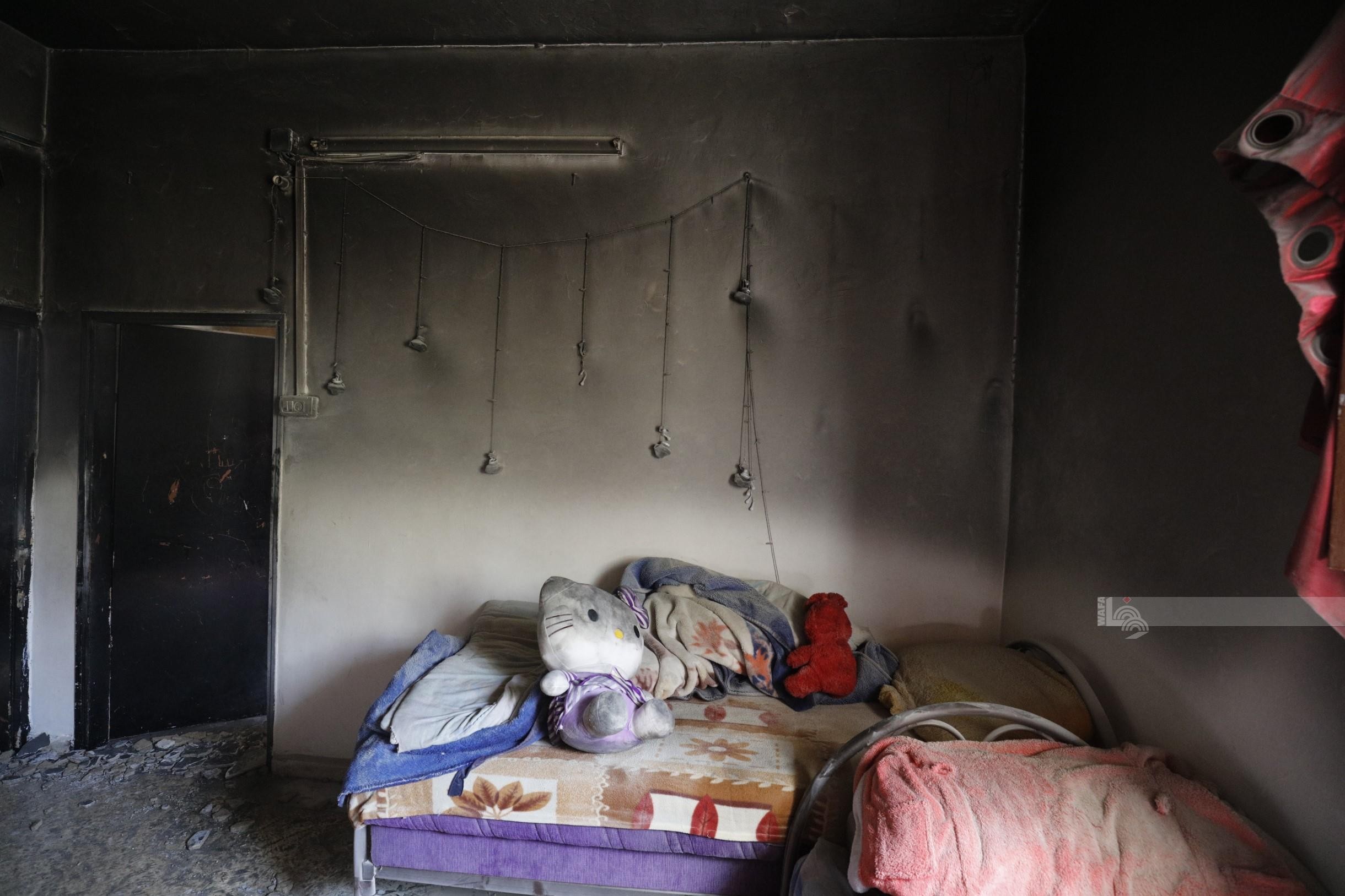 المواطن أحمد ماهر عواشرة من بلدة سنجل يتفقد بقايا منزله الذي أحرقه المستوطنون 75.jpg