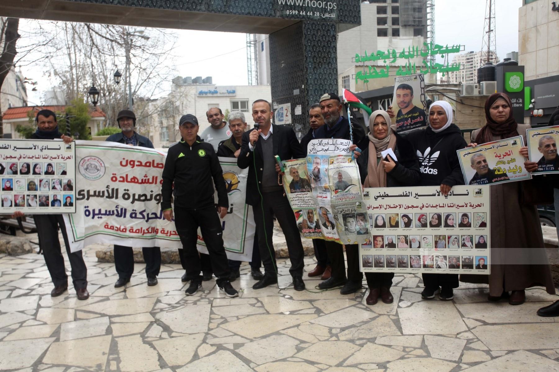 وقفة دعم وإسناد للأسرى المضربين عن الطعام في سجون الاحتلال وسط الخليل 44.jpg