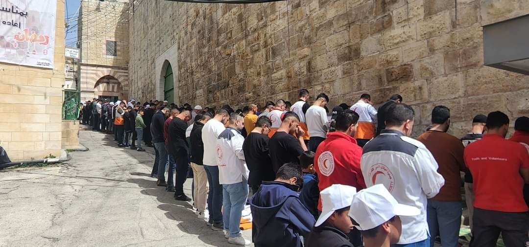 الآلاف يؤدون صلاة الجمعة الأولى من رمضان بالمسجد الإبراهيمي رغم عراقيل الاحتلال.jpg