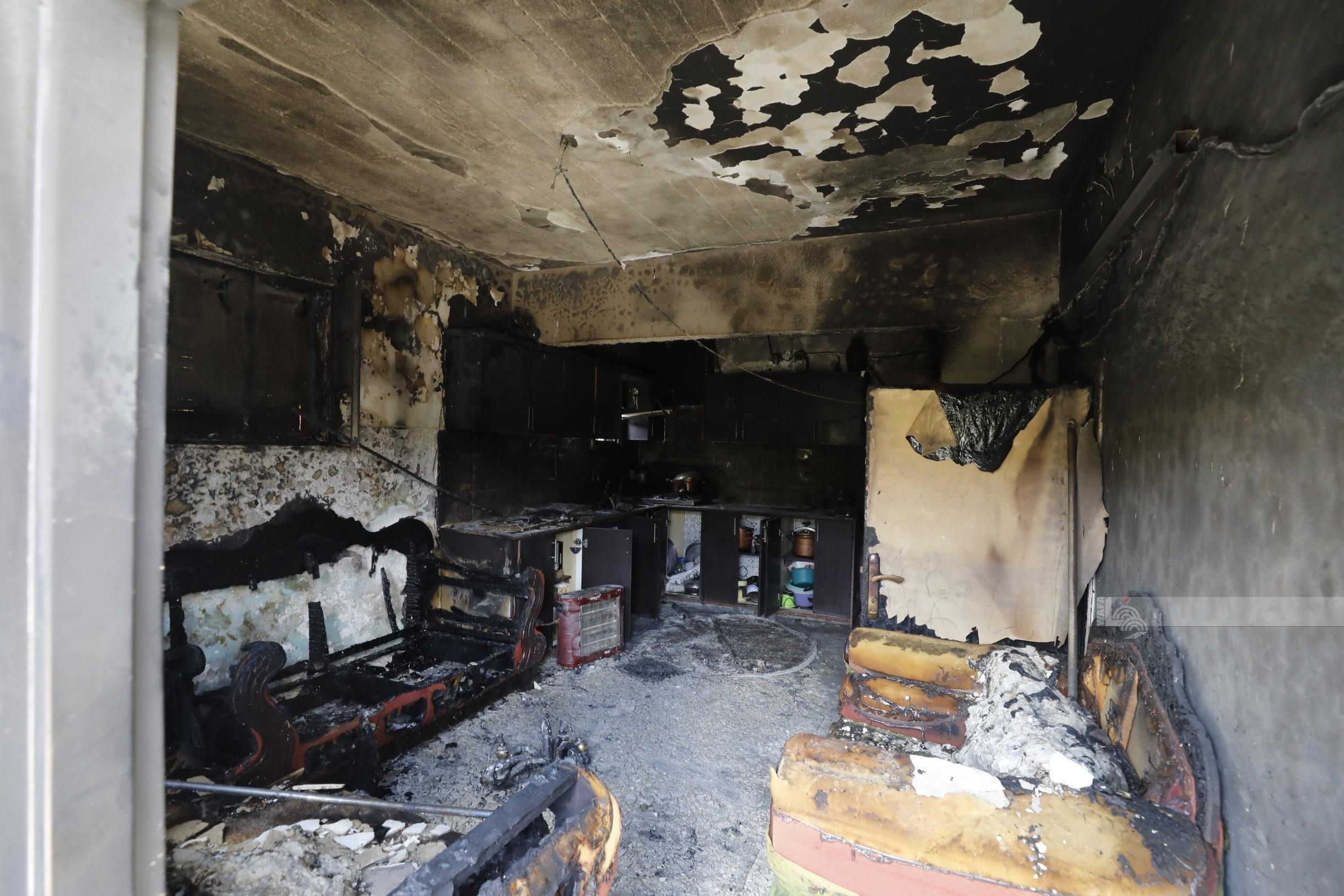 المواطن أحمد ماهر عواشرة من بلدة سنجل يتفقد بقايا منزله الذي أحرقه المستوطنون 22.jpg