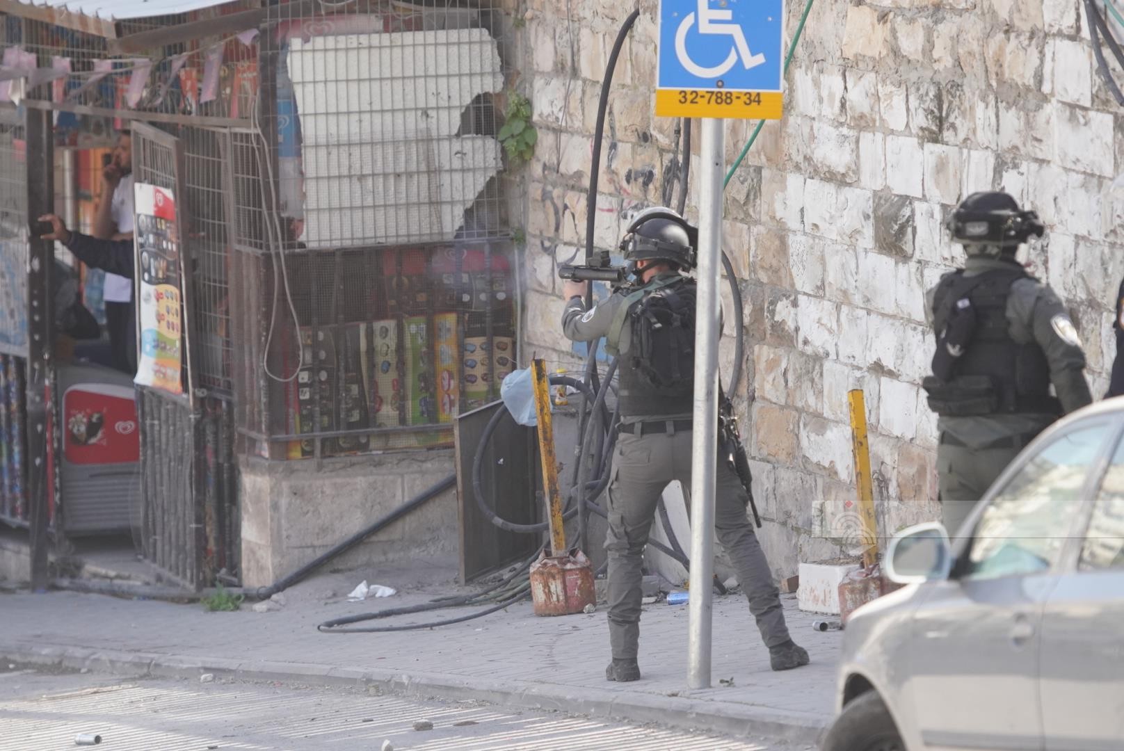 مواجهات بين الشبان وقوات الاحتلال عقب صلاة الجمعه في حي بطن الهوى في سلوان 11.jpg