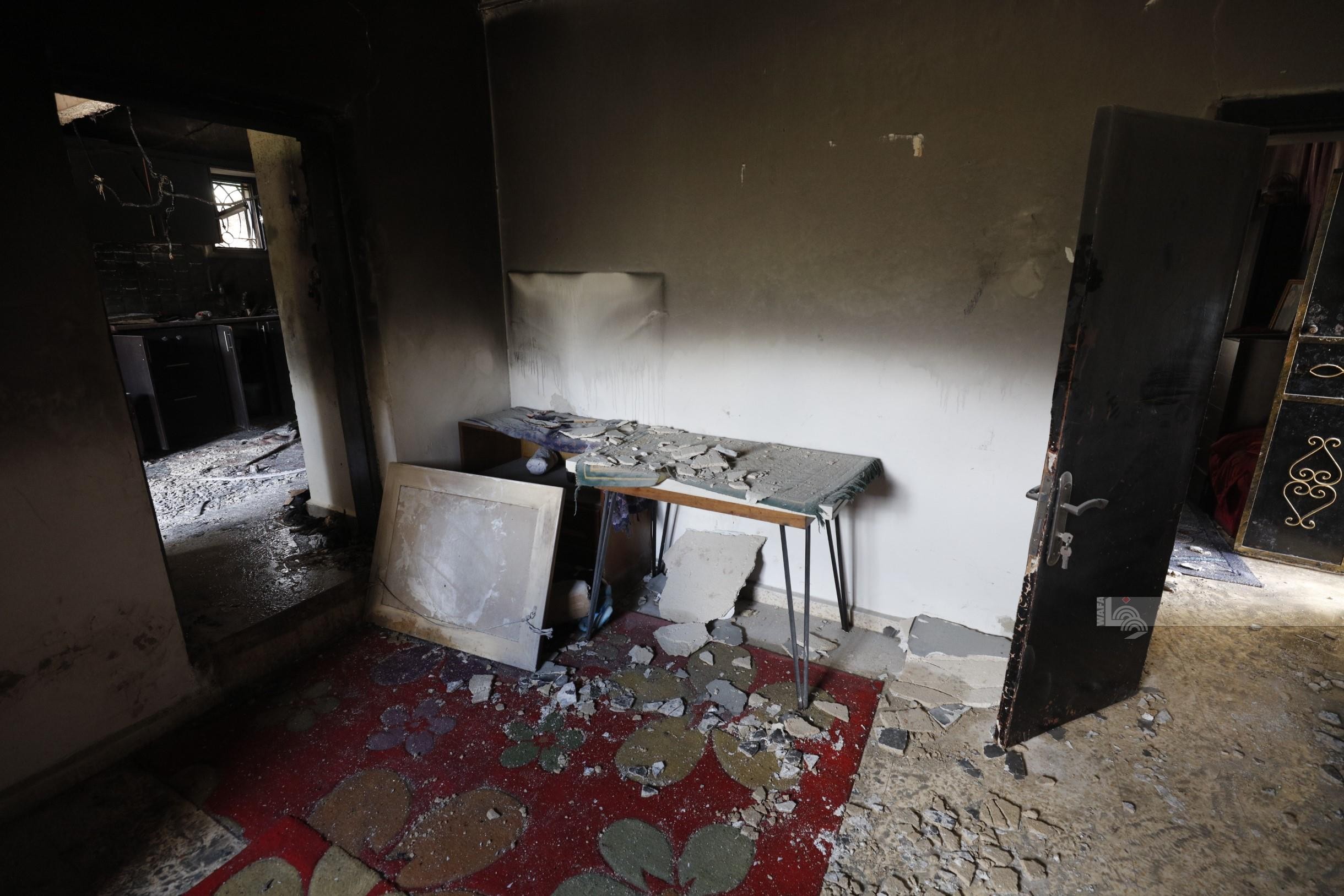 المواطن أحمد ماهر عواشرة من بلدة سنجل يتفقد بقايا منزله الذي أحرقه المستوطنون 99.jpg