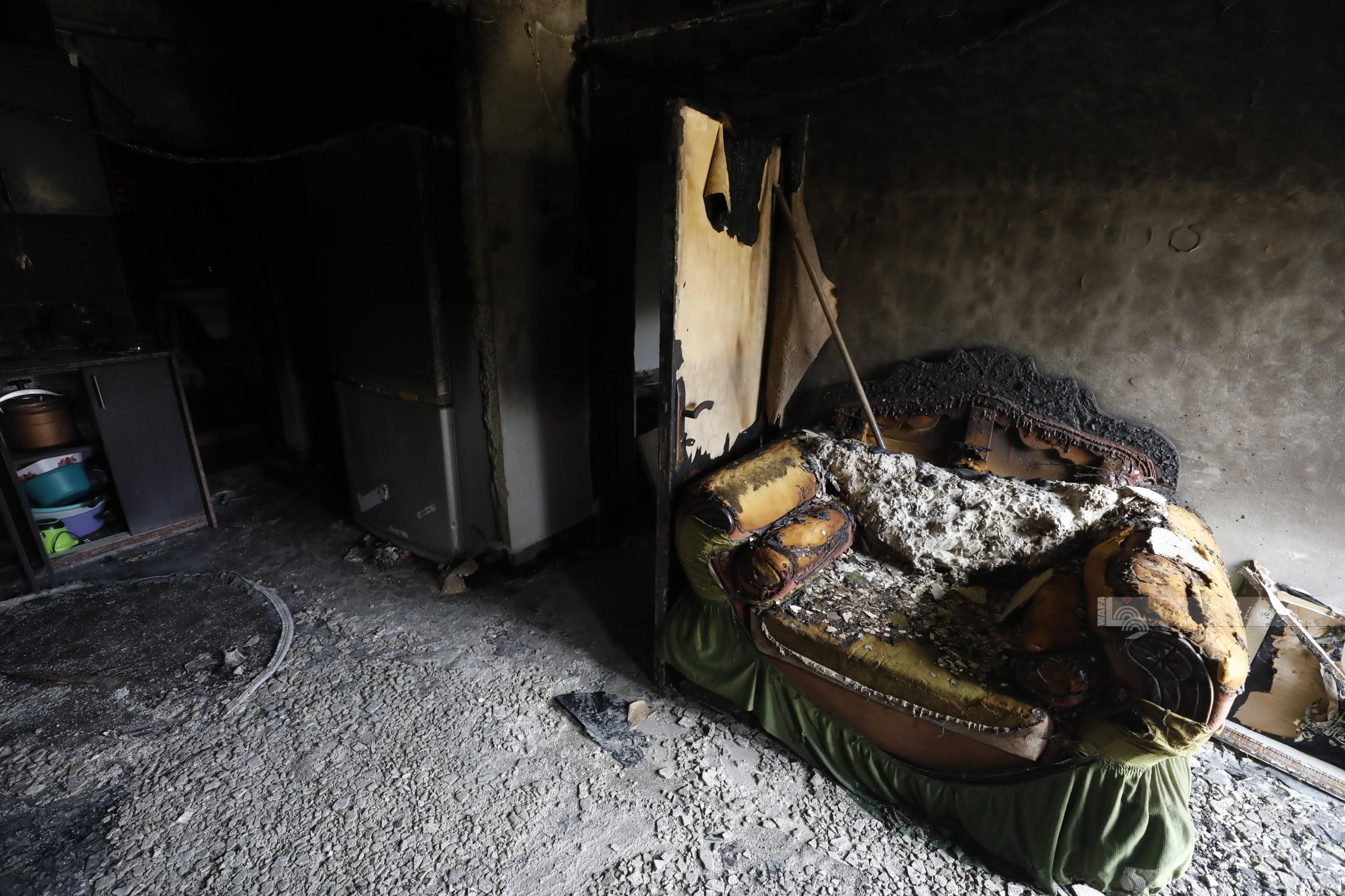 المواطن أحمد ماهر عواشرة من بلدة سنجل يتفقد بقايا منزله الذي أحرقه المستوطنون صص.jpg