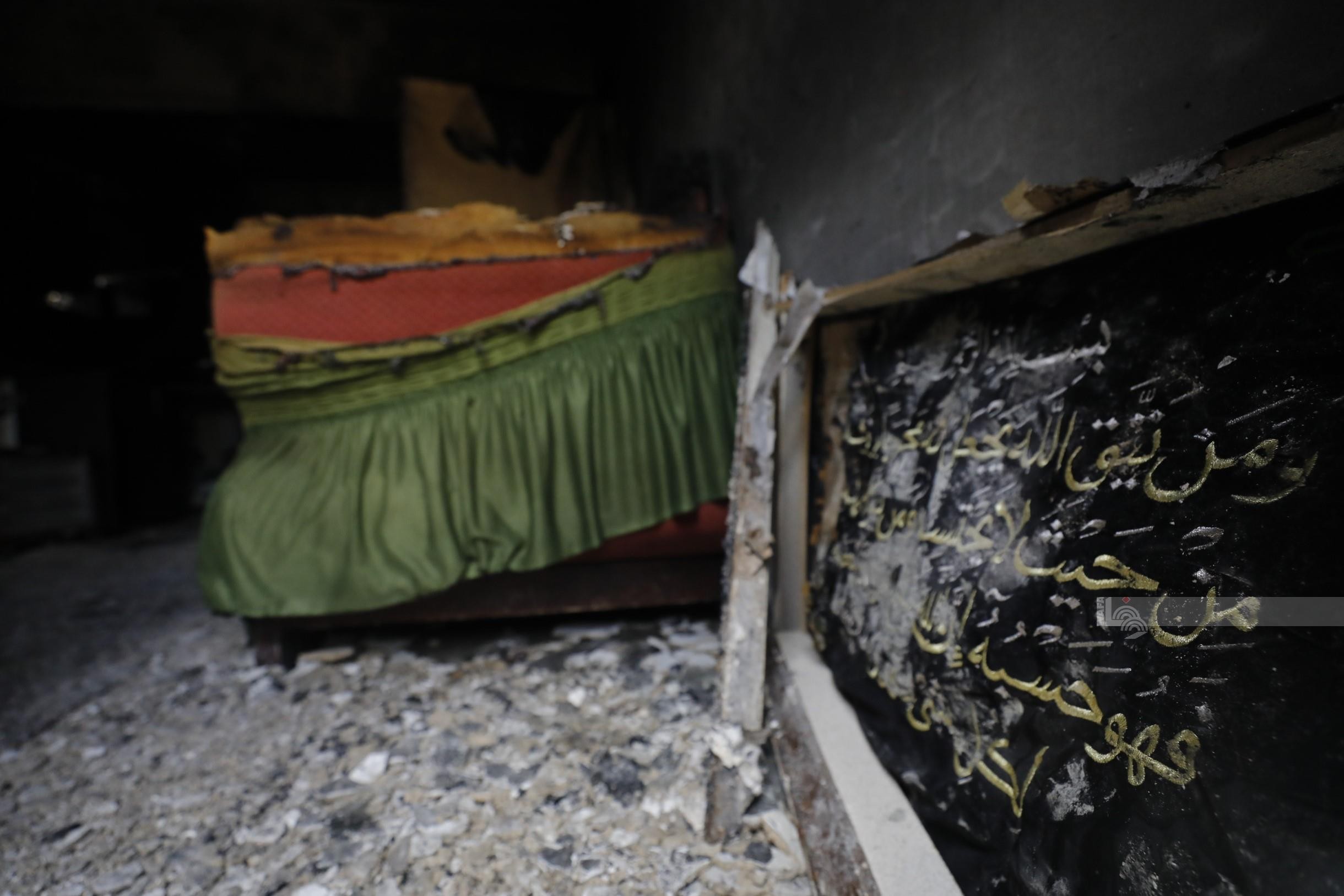 المواطن أحمد ماهر عواشرة من بلدة سنجل يتفقد بقايا منزله الذي أحرقه المستوطنون 8.jpg
