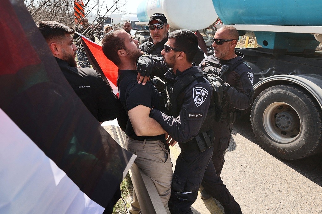 الاحتلال يقمع مسيرة لمتضامنين إسرائيليين جنوب نابلس.jpg