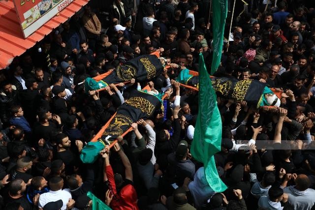 تشييع جثامين الشهداء احمد فشافشة (22 عاما) ونايف ملايشة (25 عاما) وسفيان فاخوري (30 عاما) لمثواهم الاخير في بلدة جبع جنوب جنين 9ص.jpg