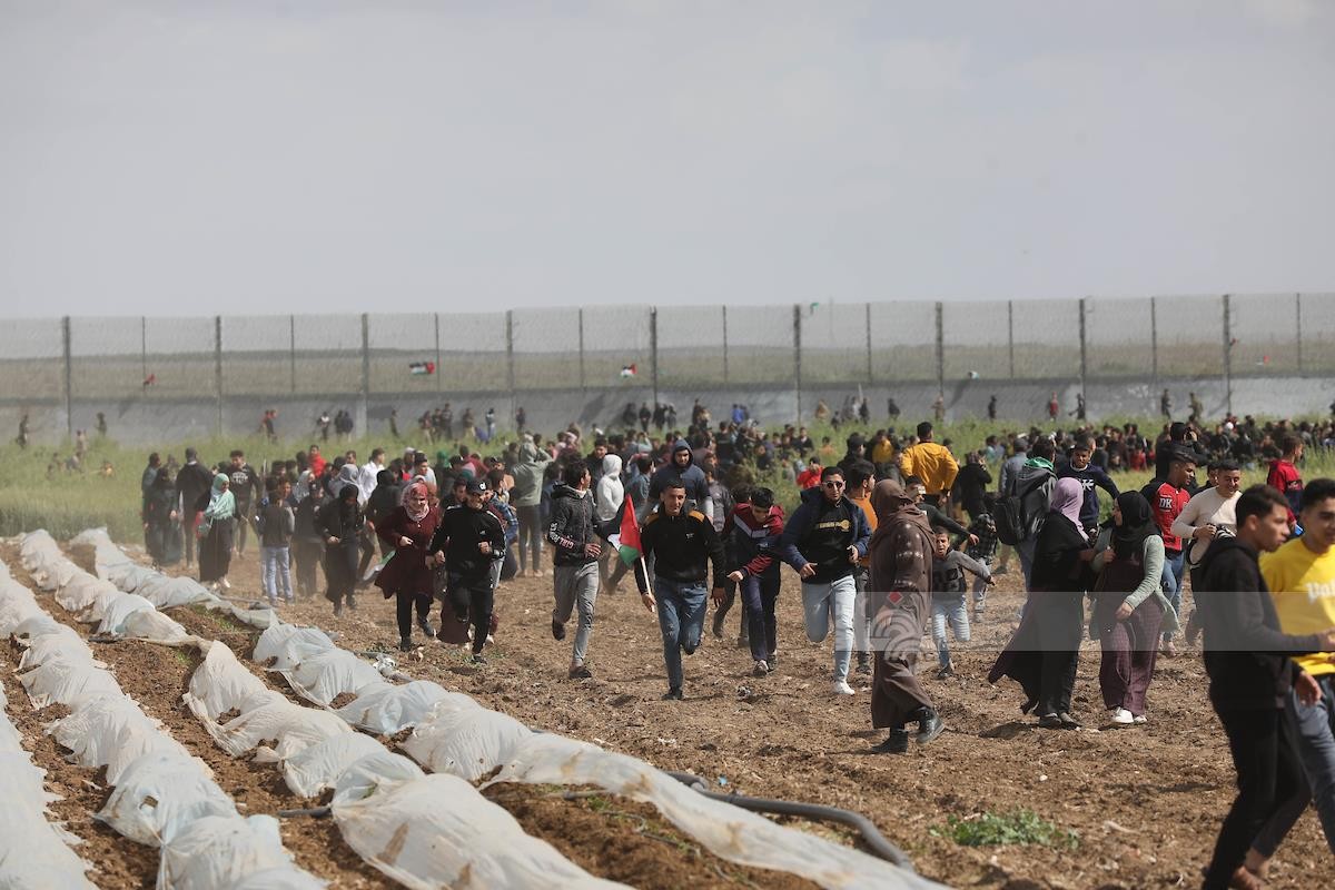الاحتلال يقمع مسيرة خرجت بمناسبة يوم الأرض على الحدود الشمالية لقطاع غزة 00.jpg