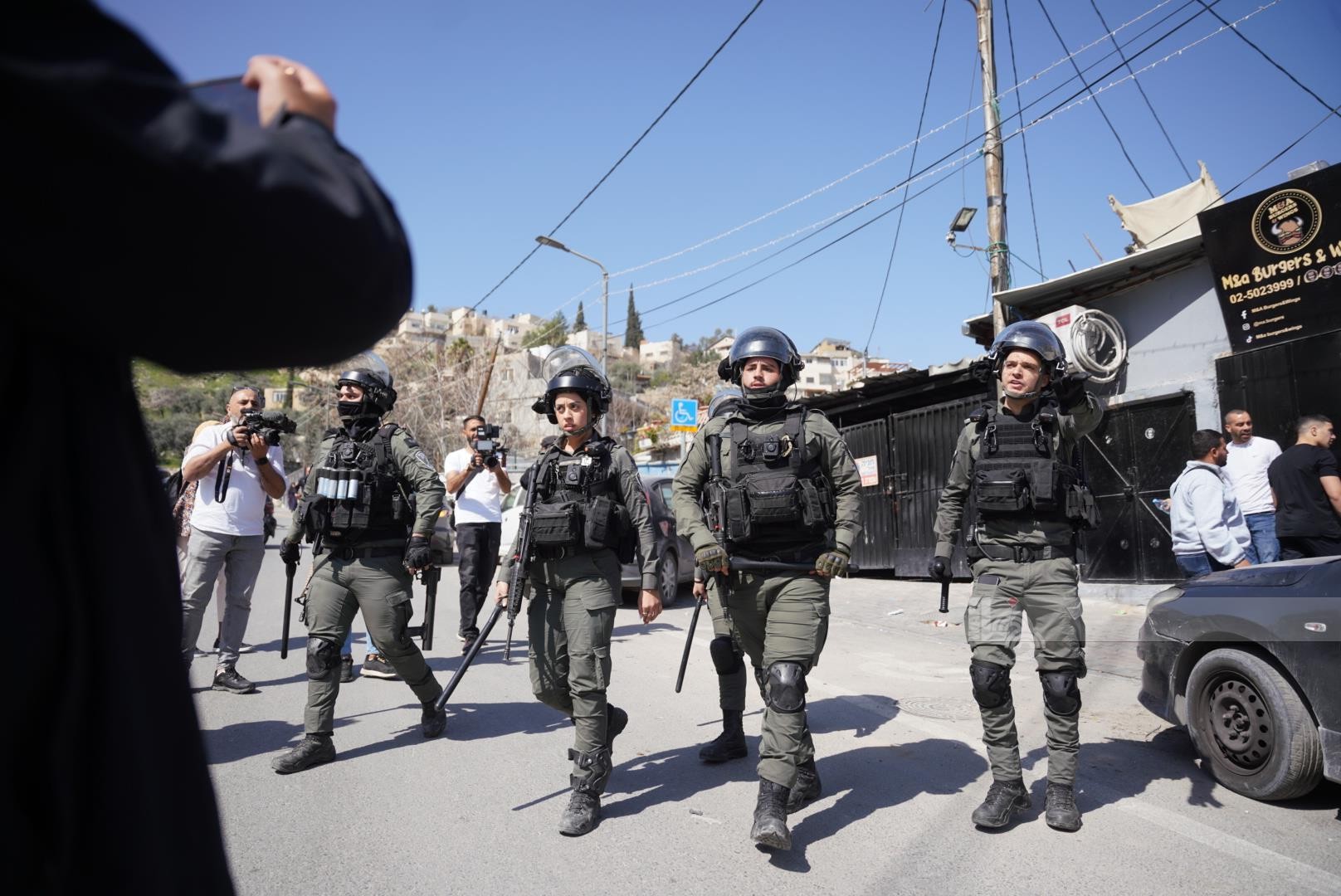 مواجهات بين الشبان وقوات الاحتلال عقب صلاة الجمعه في حي بطن الهوى في سلوان 21.jpg