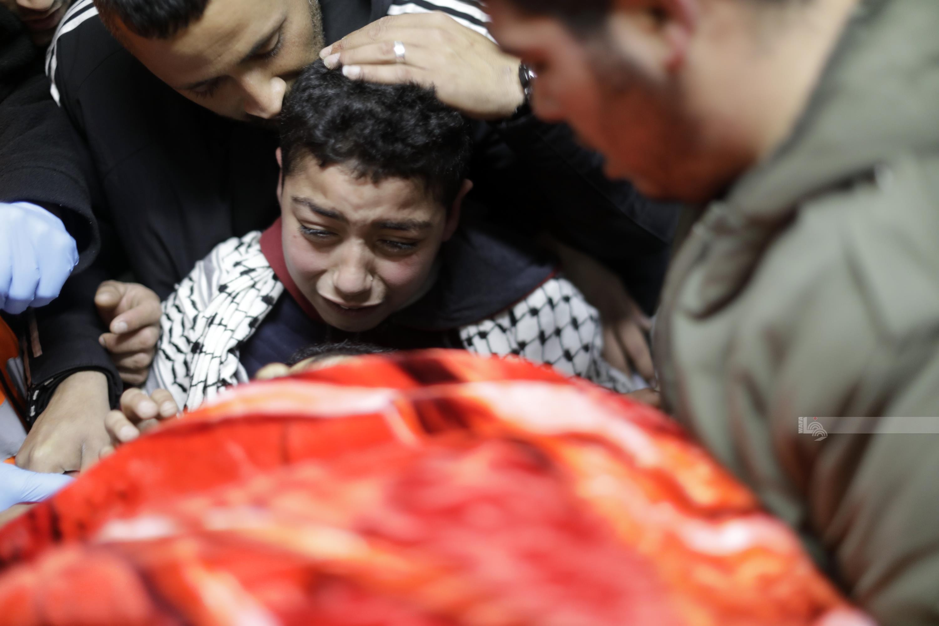 أطفال الشهيد محمد أبو كافية يلقون عليه نظرة الوداع الأخيرة 3.jpg