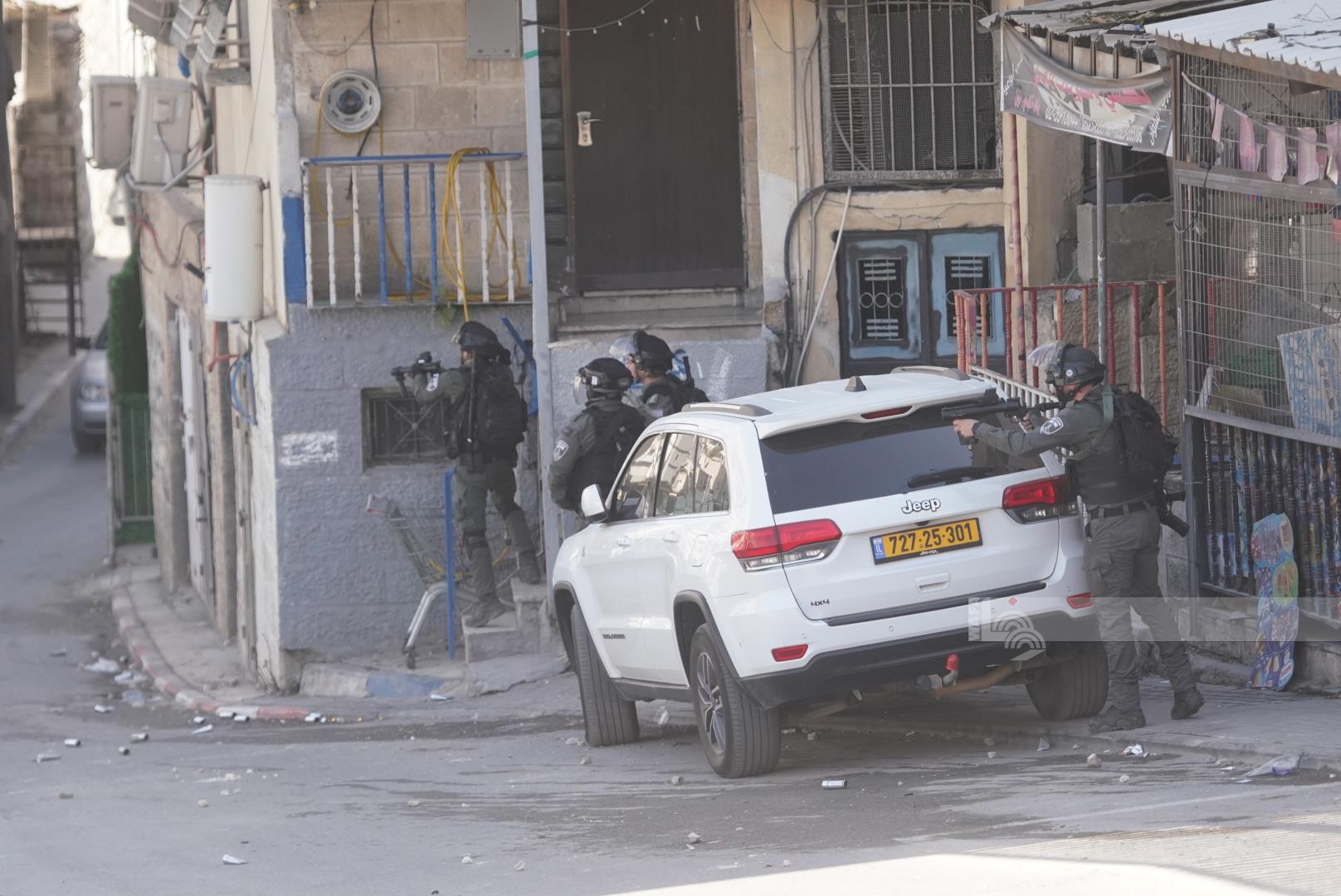 مواجهات بين الشبان وقوات الاحتلال عقب صلاة الجمعه في حي بطن الهوى في سلوان 4.jpg