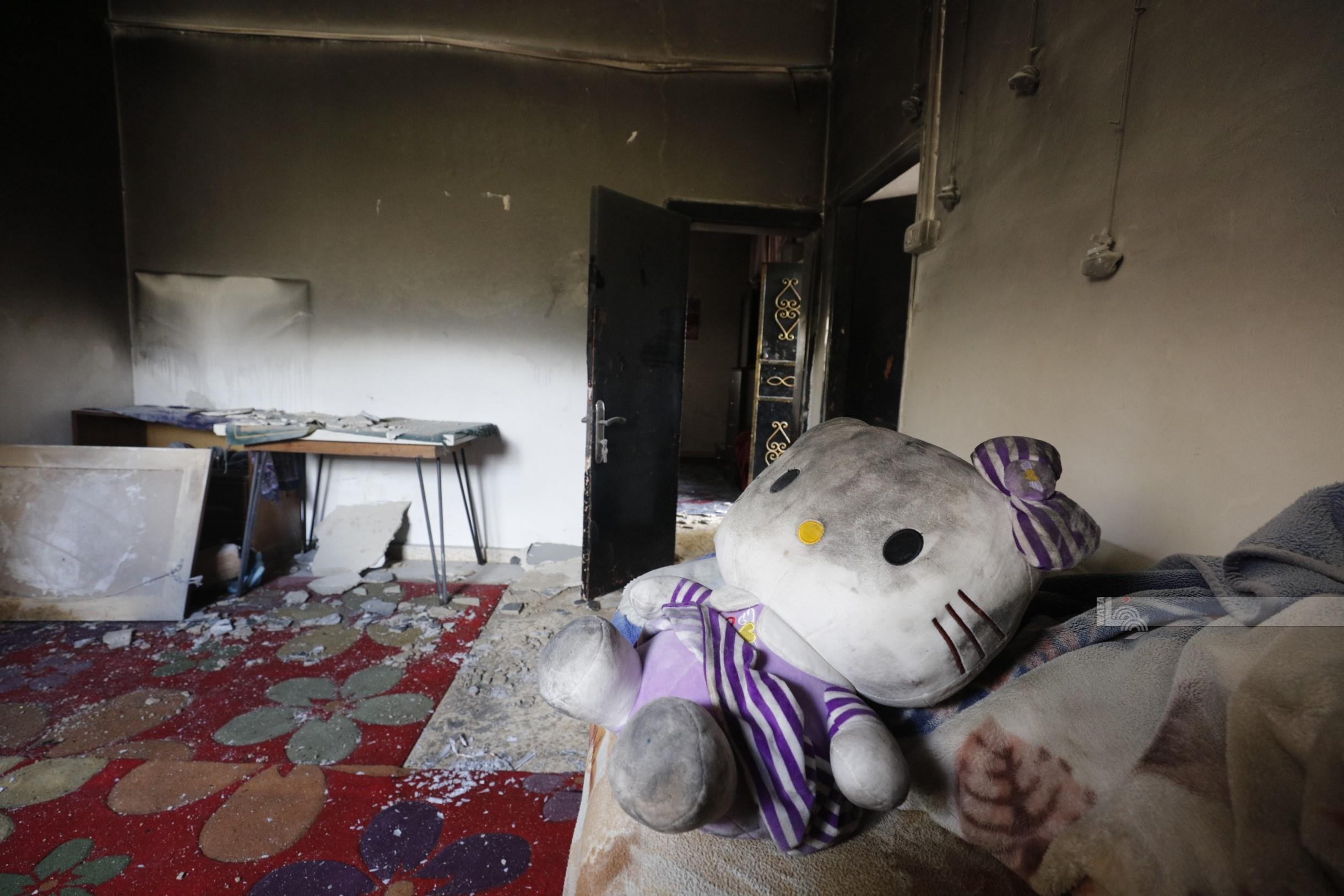 المواطن أحمد ماهر عواشرة من بلدة سنجل يتفقد بقايا منزله الذي أحرقه المستوطنون 666.jpg