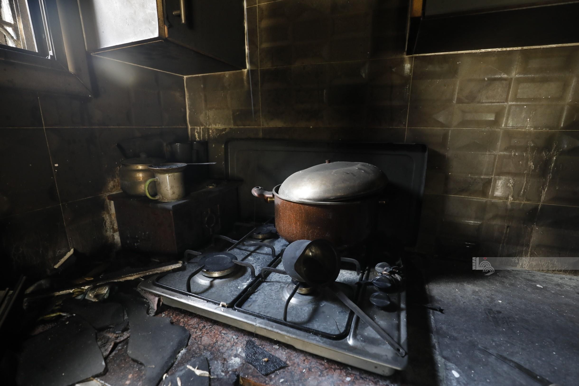 المواطن أحمد ماهر عواشرة من بلدة سنجل يتفقد بقايا منزله الذي أحرقه المستوطنون 5.jpg