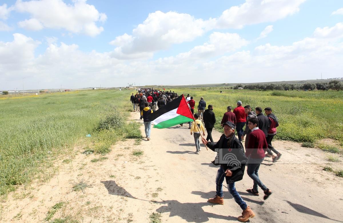 الاحتلال يقمع مسيرة خرجت بمناسبة يوم الأرض على الحدود الشمالية لقطاع غزة 13.jpg