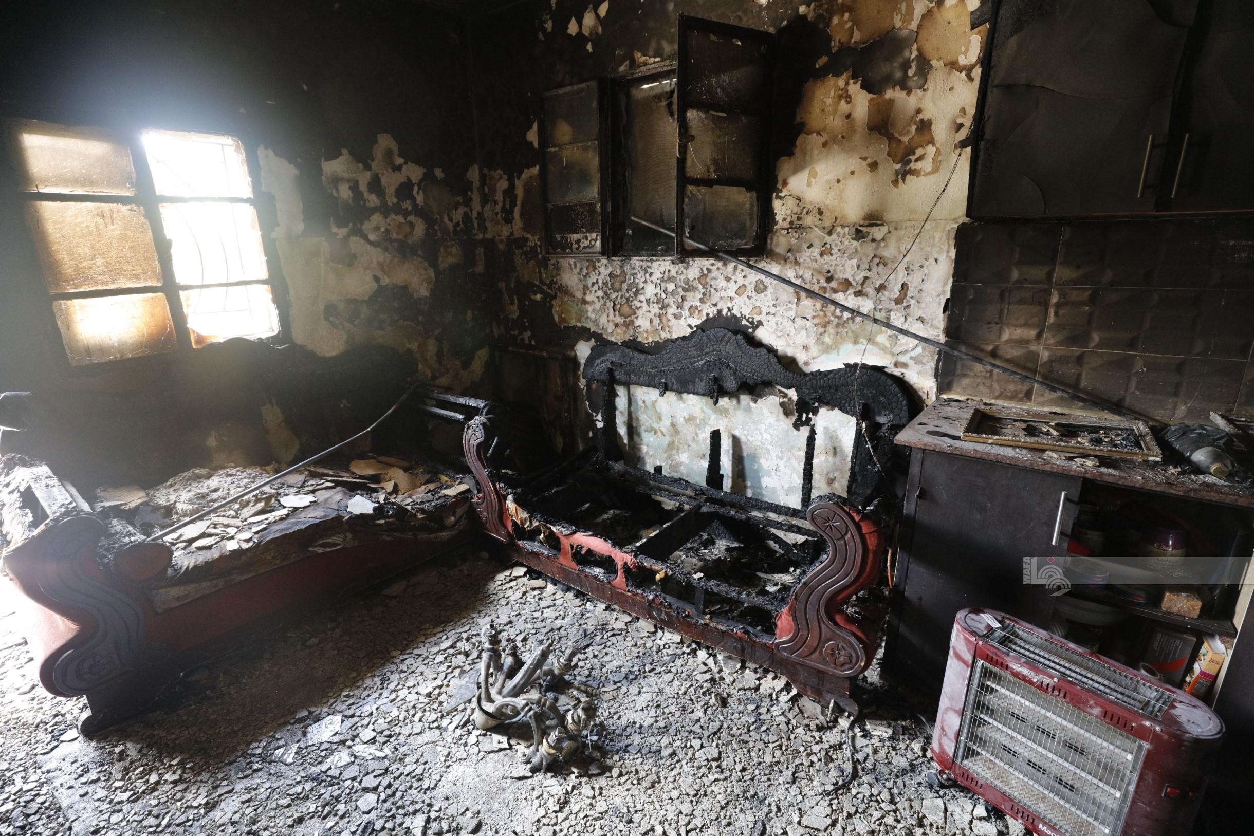 المواطن أحمد ماهر عواشرة من بلدة سنجل يتفقد بقايا منزله الذي أحرقه المستوطنون 33.jpg