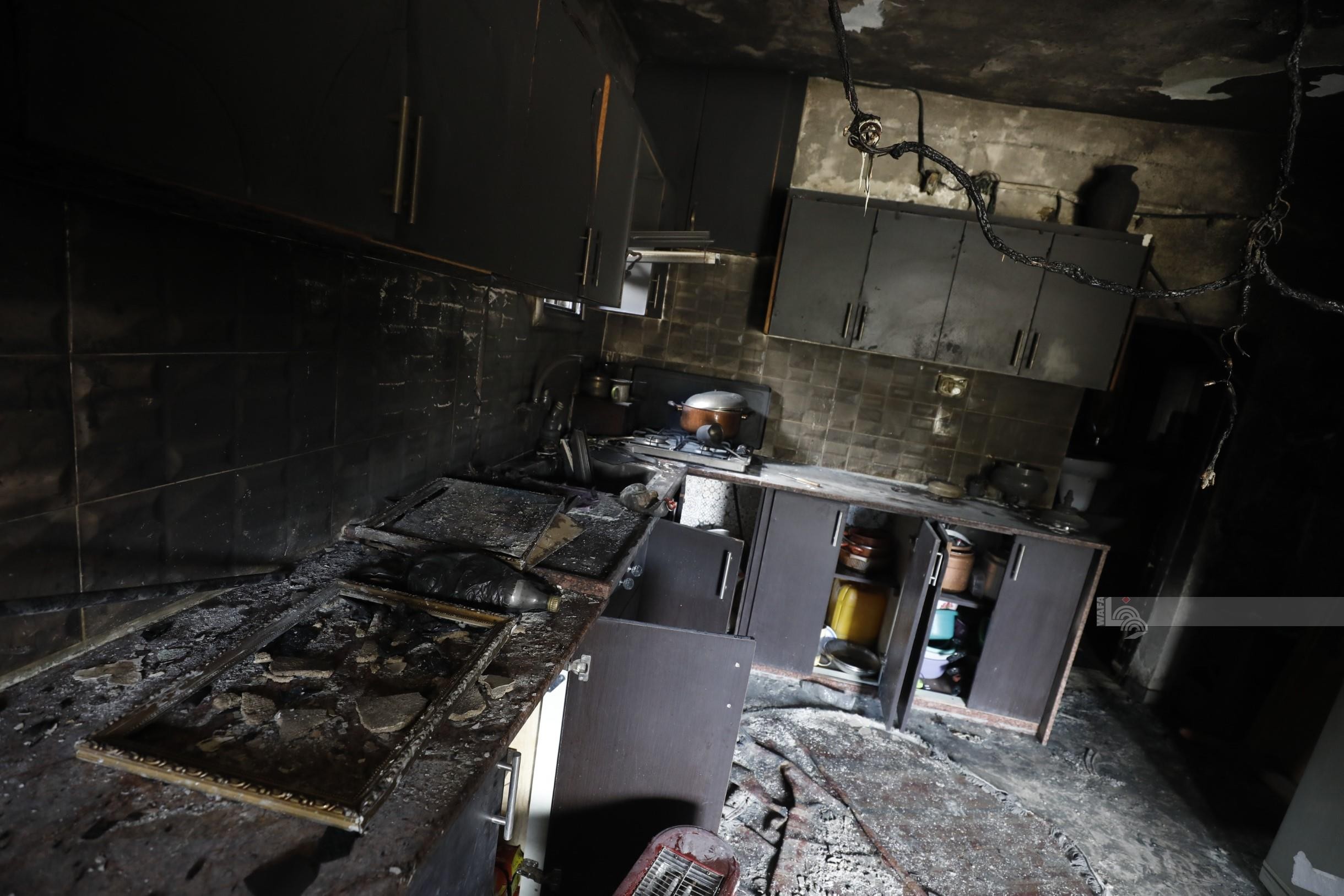 المواطن أحمد ماهر عواشرة من بلدة سنجل يتفقد بقايا منزله الذي أحرقه المستوطنون 7.jpg