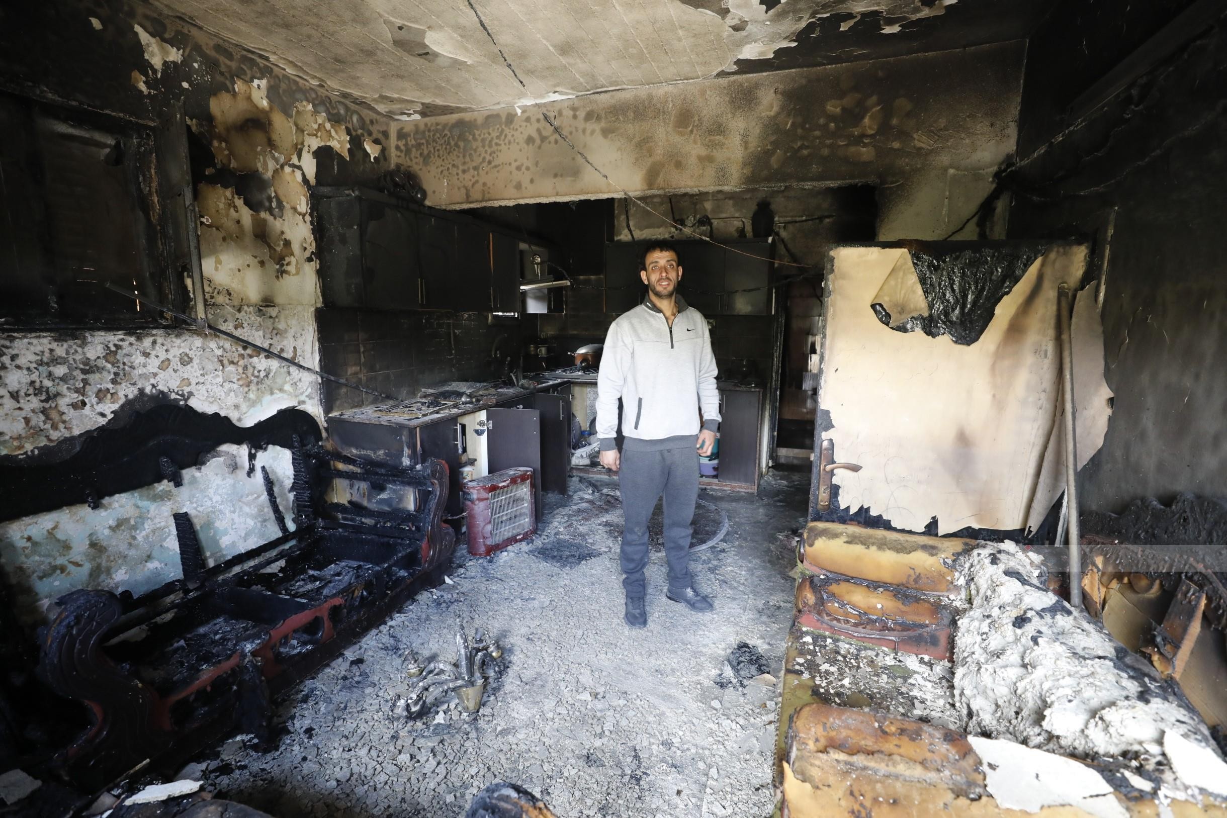 المواطن أحمد ماهر عواشرة من بلدة سنجل يتفقد بقايا منزله الذي أحرقه المستوطنون 2ص2.jpg