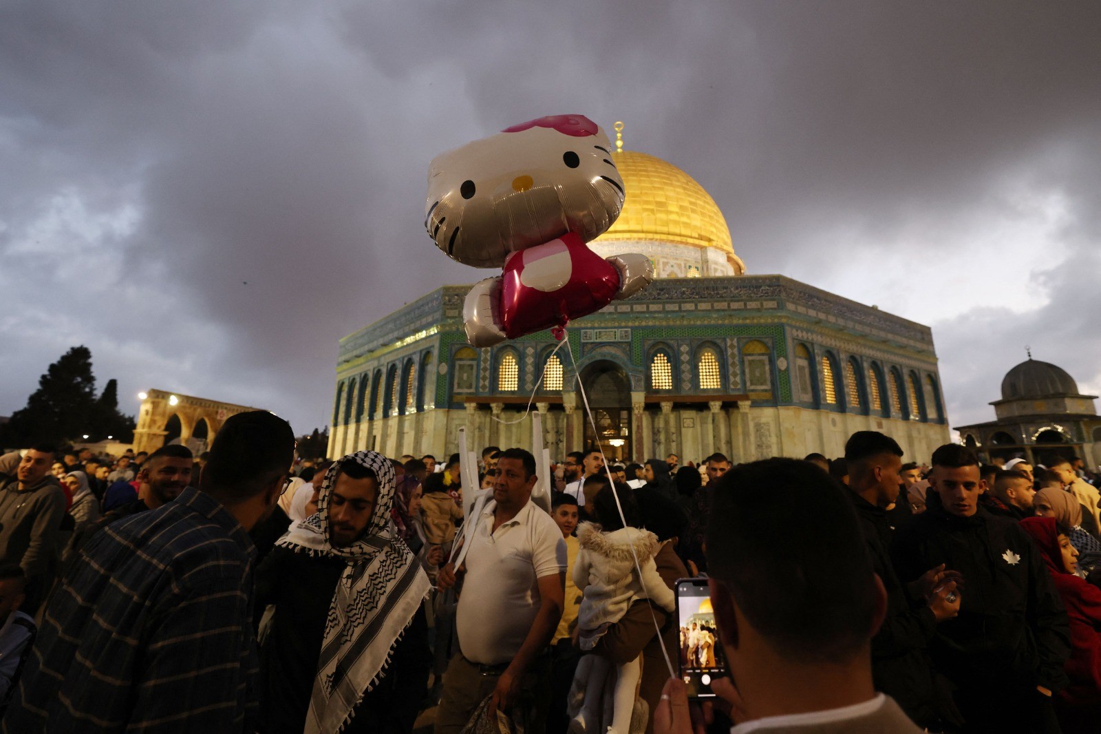 أجواء عيد الفطر في الأراضي الفلسطينية .. تصوير (الفرنسية) 1.jpg