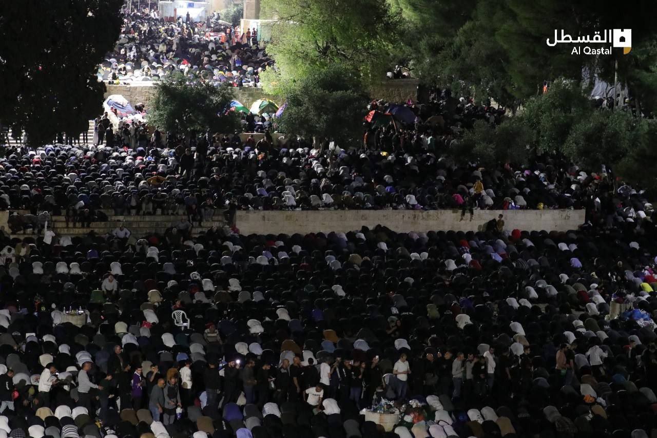 حشود المصلين في المسجد الأقصى إحياء لليلة الـ27  من رمضانص.jpg
