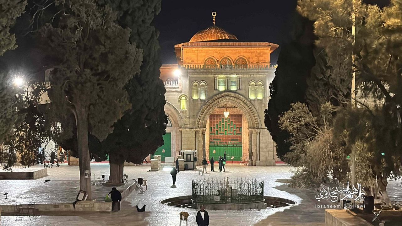 صور توثق لحظات اقتحام قوات الاحتلال للمصلى القبلي بالمسجد الأقصى  5.jpg