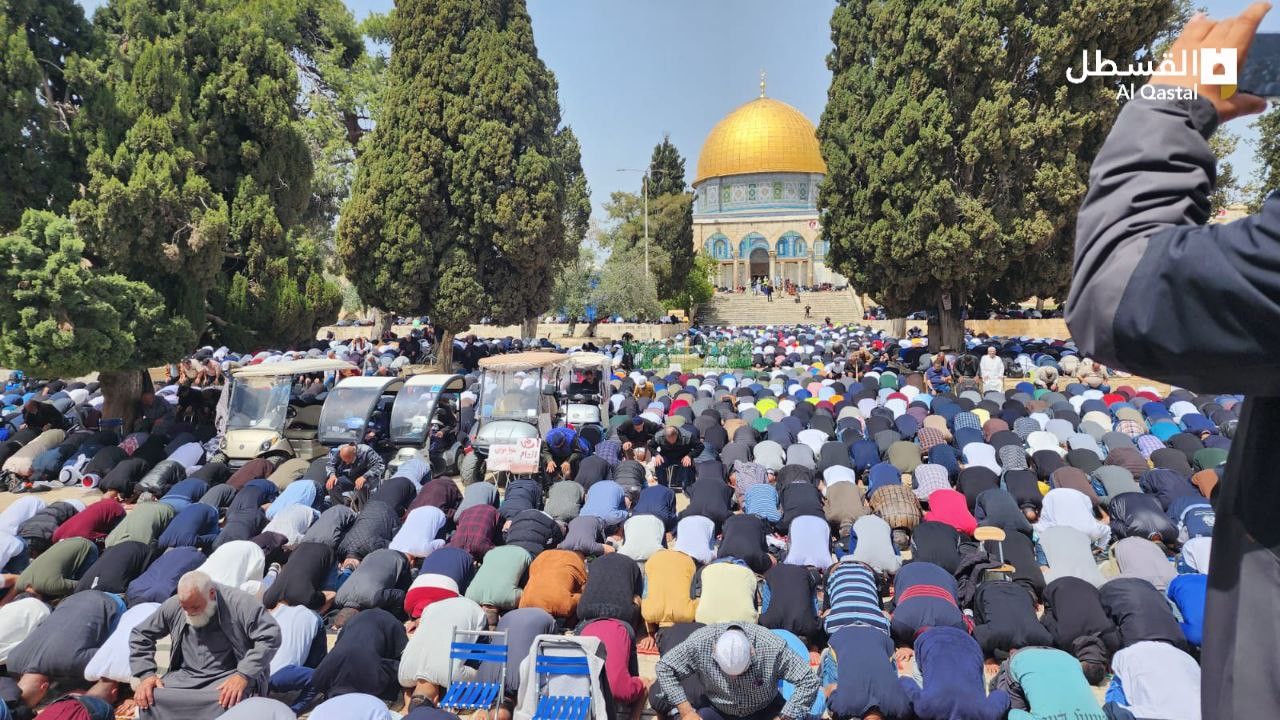 آلاف المصلين أدوا صلاة الجمعة الثالثة من رمضان في المسجد الأقصى المبارك 13.jpg